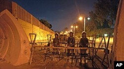 Egyptian soldiers stand guard at the entrance of the presidential palace, in Cairo, July 2, 2013. 