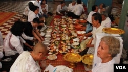 ពិធី​បុណ្យ​ភ្ជុំ​បិណ្ឌ​នៅ​វត្ត​មហាមន្ត្រី​នៅ​រាជធានី​ភ្នំពេញ។ (ស៊ុយ ហ៊ាមខេមរា/វីអូអេ)