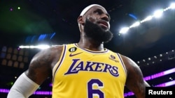 Košarkaš Los Anđeles Lejkersa Lebron Džejms (6) posle obaranja rekorda po broju postignutih koševa u trećoj četvrtini utakmice protiv Oklahoma Siti Tandera, u Kripto.com areni u Los Anđelesu, 8. februara 2023.