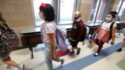 Đaci nose maske da spreče širenje Kovida 19 u školi u Godliju, u Teksasu