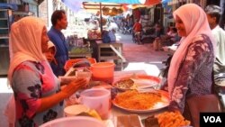 Pedagang kuliner Aceh di Pasar Meureudu Pidie Jaya menjual timphan, kue seupit, kue kekara, dodol dan meuseukat (Foto: dok).
