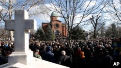 Hiljade ljudi su prisustvovale sahrani lidera Građanske inicijative Sloboda, demokratija, pravda, Beograd, 18. januar 2018. (AP Photo/Darko Vojinovic)