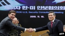 Sekretar odbrane SAD Mark Esper, levo, rukuje se sa južnokorejskim ministrom odbrane Đeong Keong Doom pred fotoreporterioma u Ministarstvu odbrane Južne Koreje u Seulu, 15. novembra 2019.