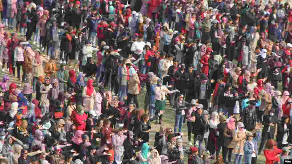 Koronavirus sabab Oʻzbekiston, Qirgʻiziston va Qozogʻistonda karantin. Aksariyat muassasalar yopiq. Ommaviy tadbirlar bekor qilingan. Lekin Tojikistonda har kuni taqriban oʻn ming nafar yoshlar stadionga yigʻilib, Navroʻz bayramini nishonlash uchun tayyorgarlik koʻrmoqda.