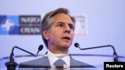 Američki državni sekretar Entoni Blinken govori na konferenciji za novinare posle ministarskog sastanka NATO-a u Bukureštu (Foto: REUTERS/Stoyan Nenov)
