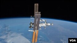 Gambar stasiun antariksa internasional diambil dari pesawat Atlantis (19/7). Dua kosmonot Rusia melakukan kegiatan di luar stasiun antariksa untuk memasang beberapa peralatan, termasuk meluncurkan satelit komunikasi radio bagi pendidikan.