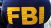 ARHIVA - FBI logo na majci pripadnika biroa tokom racije imovine Olega Deripaske u Njujorku (Foto: Reuters/Carlo Allegri)
