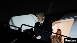 Избранный президент США Дональд Трамп и его супруга Мелания выходят из самолета по прибытии в Вашингтонский аэропорт имени Даллеса, штат Вирджиния, 18 января 2025 года (Reuters)