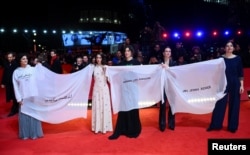 زر امیرابراهیمی همراه به تعدادی از هنرمندان ایرانی‌