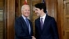 Perdana Menteri Kanada Justin Trudeau (kanan) berjabat tangan dengan Presiden AS Joe Biden. (Foto: Reuters)