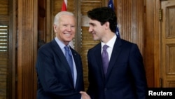 Perdana Menteri Kanada Justin Trudeau (kanan) berjabat tangan dengan Presiden AS Joe Biden. (Foto: Reuters)