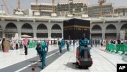 Para pekerja tengah membersihkan masjid di tengah berlangsungnya ibadah Umrah di Mekkah, Arab Saudi, 2 Maret 2020. (Foto: dok). Pemerintah Arab Saudi Rabu (4/3) melarang warganya dan warga asing yang tinggal di Saudi untuk berumrah dan berziarah ke Masjid Nabawi di Madinah.