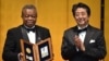 Dr Jean-Jacques Muyembe-Tamfum ya Congo démocratique azwi mbando ya edition ya misato ya Hideyo Noguch Africa na maboko ya Premier ministre ya Japon Shinzo Abe, na Tokyo, Japon, 30 août 2019.