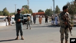 Xavfsizlik kuchlari marhum deputat Abdul Jabbor Qahramon uyini qo'riqlamoqda, Lashkar Goh, 17-oktabr, 2018-yil