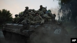 Українські військові їдуть на передовій поблизу Бахмута, Донецька область, 29 червня 2023 р.(AP Photo/Alex Babenko, File) 