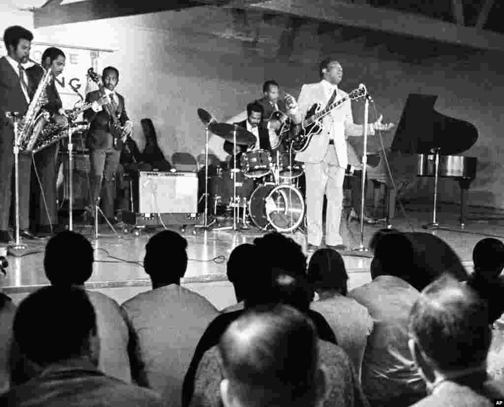 Amerikalik taniqli gitarachi, byuz musiqasiga sayqal bergan afsonaviy xonanda B.B. King 89 yoshida olamdan o'tdi. Byuz qiroli payshanba tunda Las-Vegasdagi uyida vafot etgan.