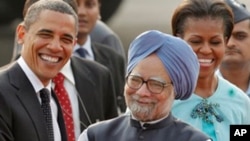 U.S. President Barack Obama, left, is greeted by Indian Prime Minister Manmohan Singh, second left, as first lady Michelle Obama is received by Singh's wife Gursharan Kaur, right, in New Delhi, India, 07 Nov 2010