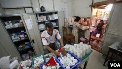 Seorang apoteker sedang menyiapkan obat bagi penderita HIV di klinik MSF di Rangoon. Puluhan ribu penderita HIV di Burma tidak bisa memperoleh obat anti-retroviral akibat berkurangnya bantuan internasional untuk mengobati HIV dan TBC.