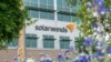 Logo dari perusahaan SolarWinds terlihat di kantor mereka di Audtin, Texas , pada 15 April 2021. Sistem perusahaan tersebut sempat mengalami kebocoran setelah diretas oleh pihak Rusia. (Foto: AFP/Suzanne Cordeiro)