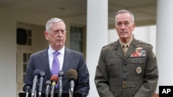 Menteri Pertahanan AS Jim Mattis, (kiri), bersama Kepala Staf Gabungan Jenderal Joseph Dunford, (kanan), berbicara kepada media di Gedung Putih, Washington, Minggu, Sept. 3, 2017.