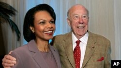 کاندولیزا رایس، وزیر خارجه پیشین ایالات متحده، در کنار جرج شولتز، وزیر خارجه پیشین ایالات متحده، در دانشگاه استنفورد. مارس ۲۰۰۹.