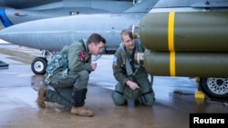 Dua tentara Angkatan Udara AS melakukan pemeriksaan terakhir terhadap bom tandan di Pangkalan Angkatan Udara Hill, Utah, AS (foto: dok).