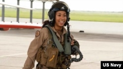 Poručnica Medlin Svegl prva je Afroamerikanka pilotkinja taktičkog aviona (Foto: Mornarica SAD)