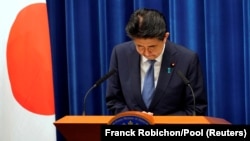 Japanese Prime Minister Shinzo Abe bows during a news conference at the prime minister's official residence in Tokyo, Japan, August 28, 2020. (Franck Robichon/Pool via REUTERS)