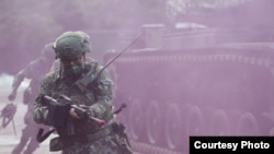 台湾汉光演习实施淡水河防演练，阻绝敌军来犯。（台湾国防部提供）