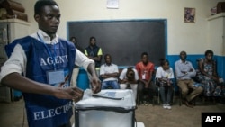 Botangi ya ba bulletins de vote nsima ya maponami, na Lubumbashi, RDC, 30 décembre 2018.