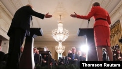 Ambasador Velike Britanije u SAD Kim Derok iz prvog reda sluša konferenciju za novinare predsednika Trampa i premijerke Tereze Mej u Beloj kući (Foto: Reuters) 