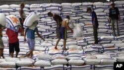 Suasana di gudang beras Bulog di Jakarta, Indonesia. (Foto: Dok)