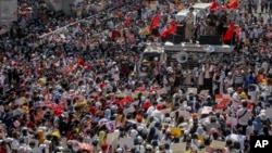 ក្រុមបាតុករ ប្រមូលផ្ដុំគ្នា​នៅ​ផ្លូវបំបែក​ជិត​វត្ត Sule ដើម្បី​តវ៉ា​ប្រឆាំងនឹង​រដ្ឋប្រហារ​យោធា​នៅ​ទីក្រុង​រ៉ង់ហ្គូន​នៃ​ប្រទេស​មីយ៉ាន់ម៉ា នៅ​ថ្ងៃពុធ ទី១៧ ខែកុម្ភៈ ឆ្នាំ២០២១។