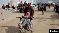 Palestinci stižu u Rafu nakon što su evakuisani iz bolice Naser u Kan Junisu, usred izraelske vojne ofanzive, tokom rata između Izraela i Hamasa, na jugu Pojasa Gaze, 15. februara 2024.