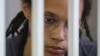 Pemain bola basket AS Brittney Griner, yang ditahan di bandara Sheremetyevo Moskow dan kemudian didakwa dengan kepemilikan ganja secara ilegal, di luar Moskow, Rusia 4 Agustus 2022. (Foto: REUTERS/Evgenia Novozhenina )