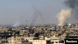 Smoke rises from the old city during a battle against Islamic State militants, in Mosul, Iraq, March 26, 2017. (REUTERS/Youssef Boudlal)