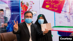 مصطفی تاجزاده در کنار همسرش، بعد از ثبت نام در وزارت کشور. جمعه ۲۴ اردیبهشت ۱۴۰۰