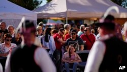 Pristalice bivšeg premijera Roberta Fica, lidera levičarske Socijaldemokratske partije SMER na predizbornom skupu u Slovačkoj, 6. septembra 2023. (Foto: AP /Petr David Josek)