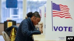 Biračko mesto u Grand Rapidsu, Mičigenu, 3. novembar 2024. (Foto: AFP/Kamil Krzaczynski)
