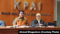 Ketua KPAI Susanto dan Komisioner KPAI Bidang Pendidikan Retno Listyarti saat konferensi pers di Kantor KPAI, Jakarta, Jumat, 15 Februari 2019. (Foto: Ahmad Bhagaskoro/VOA)