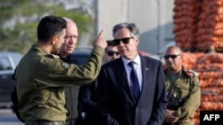 آنتونی بلینکن (راست) و یوآف گالانت، وزیر دفاع اسرائیل، (وسط) در گذرگاه مرزی کرم شالوم.