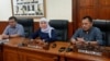 Gubernur Jawa Timur Khofifah Indar Parawansa memberikan keterangan pers di Gedung Negara Grahadi terkait kegiatan belajar-mengajar di Jawa Timur, Minggu 15 Maret 2020. (Foto: Petrus Riski/VOA) 