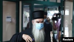 Mitropolit crnogorsko-primorski Amfilohije glasa na izbornom mestu u Cetinju, 30. avgusta 2020