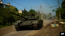 ARHIVA - Ukrajinski tenk kreće se regionom Donjecka, istočna Ukrajina, 30. maja 2022.