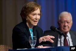 Rosalyn Carter dan mantan presiden Carter dalam konferensi pers mengenai kegiatan the Carter Center di Atlanta, 23 April 2010. (Foto: John Amis/AP Photo)