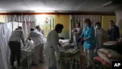 Народження українських дітей у підвалі пологового будинку, переобладнаного під медичну палату та бомбосховище, Маріуполь, Україна, 1 березня 2022 р. AP Photo/Evgeniy Maloletka