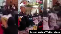 هم‌خوانی ترانه تتلو توسط دختران دانش‌آموز در یک امام‌زاده در اصفهان