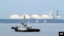 Tanker LNG Al Hamra tiba di pelabuhan di Yokohama, barat daya Tokyo. (Foto: AP)