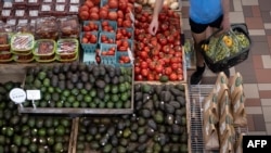 图为首都华盛顿的一个食品商店（2021年8月21日）