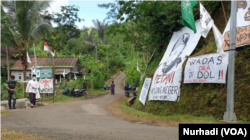 Spanduk perlawanan tambang tetap dipasang Warga di sejumlah titik. (Foto: VOA/Nurhadi)